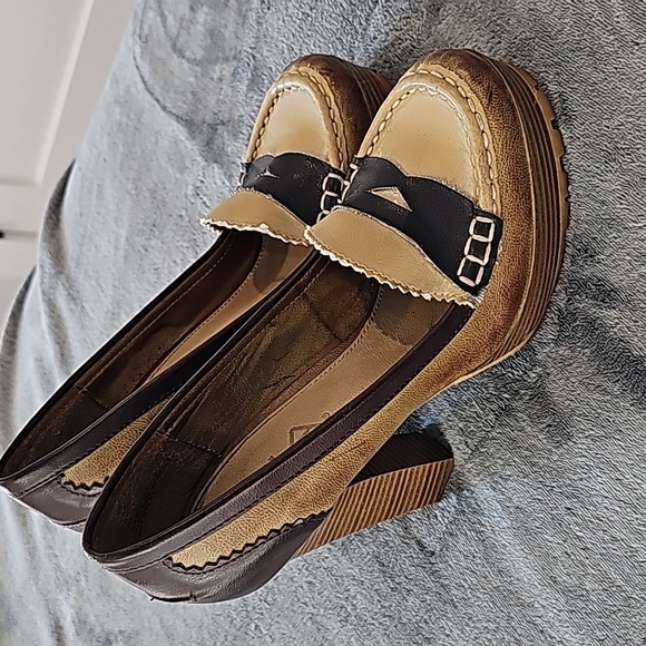 MIA Shoes - MIA size 7. heel 5",1 'platform Vintage leather  shoes. Stiff. Need breaking in